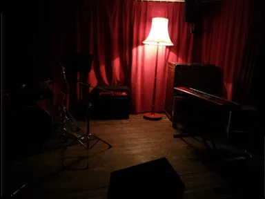 The cosy stage area. More mood lighting.